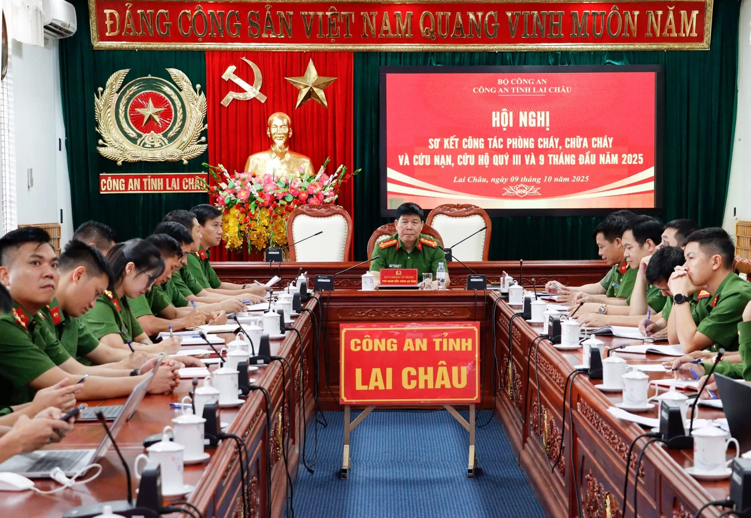 Đại tá Khoàng Văn Thương - Phó Giám đốc Công an tỉnh, lãnh đạo các phòng chức năng Công an tỉnh dự Hội nghị tại Công an tỉnh