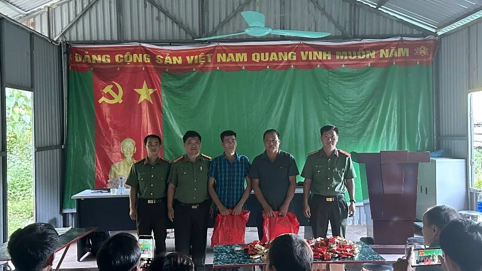 Tuyên truyền, vận động và tặng quà người có uy tín tại bản Huổi Lĩnh, xã Mường Mô