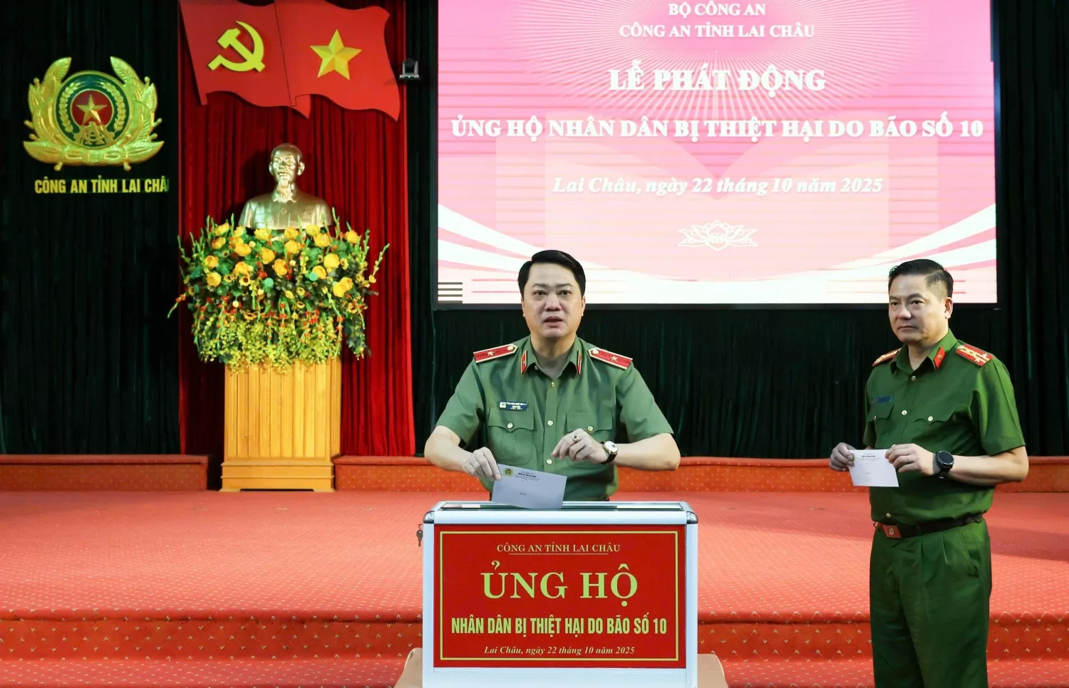 Đảng ủy, Ban giám đốc Công an tỉnh quyên góp ủng hộ nhân dân bị thiệt hại do bão số 10 và mưu lũ sau bão.
