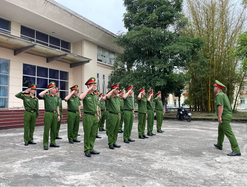 Tập huấn Điều lệnh Công an nhân dân