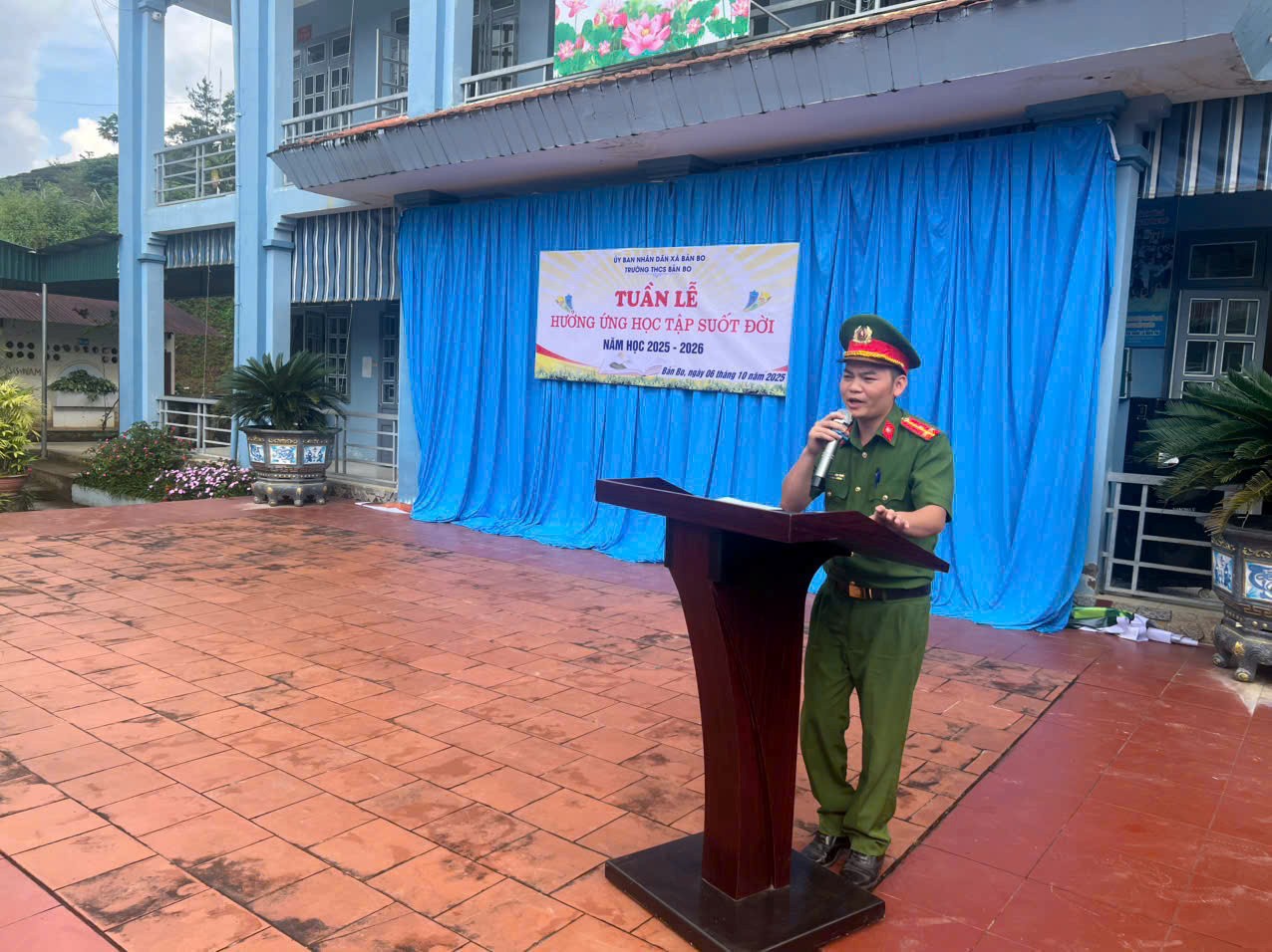 Công an xã Bản Bo tăng cường tuyên truyền sử dụng ứng dụng VneID cho học sinh trung học cơ sở