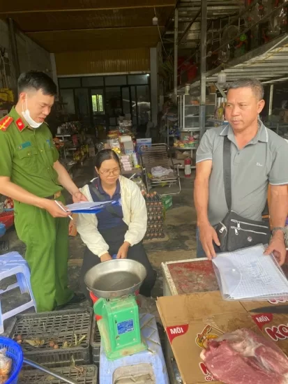 Công an xã Mường Than tăng cường kiểm tra, tuyên truyền an toàn thực phẩm dịp Tết Trung thu năm 2025
