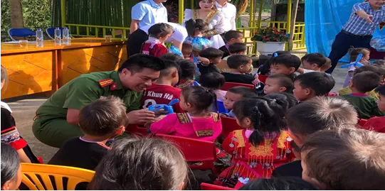 CAX Khun Há tặng quà cho các em thiếu nhi nhân dịp Tết Trung Thu