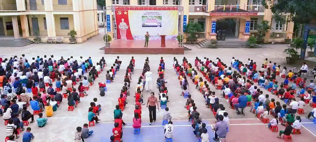 Hơn 700 học sinh trường PTDTBT TH&THCS Bum Tở được tuyên truyền kỹ năng phòng ngừa, nhận biết bạo lực học đường