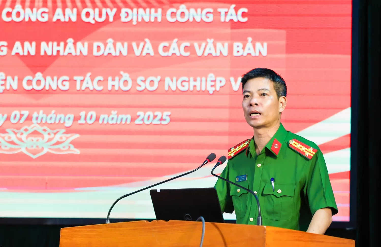 Đại tá Lê Anh Hưng, Phó Giám đốc Công an tỉnh phát biểu chỉ đạo tại lớp tập huấn.