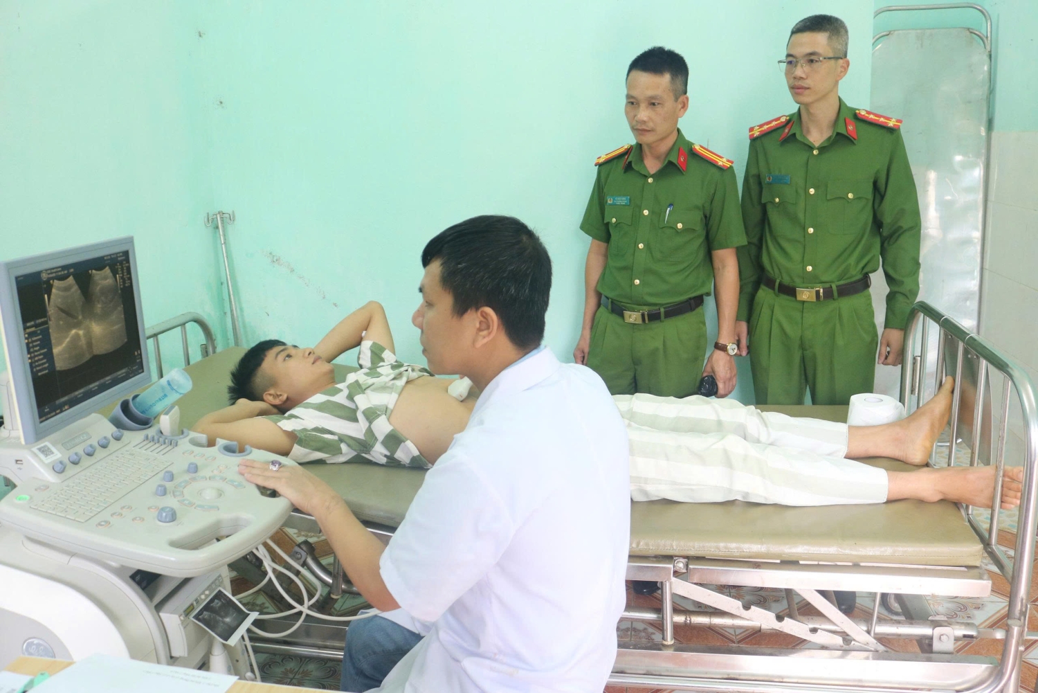 Trung tá Vũ Đức Hưng – Phó giám thị Trại tạm giam cùng cán bộ tổ y tế luôn thường trực tại buổi kiểm tra, khám chữa bệnh