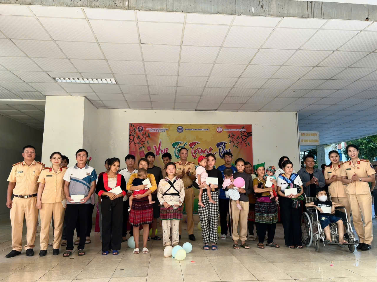Đại diện lãnh đạo, cán bộ chiến sỹ Phòng cảnh sát giao thông trao quà các bệnh nhi có hoàn cảnh đặc biệt khó khăn tại Bệnh viên đa khoa tỉnh