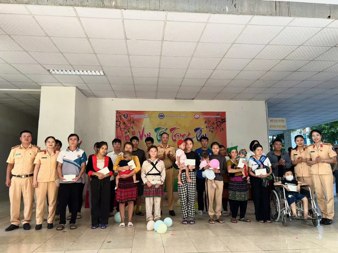 Đại diện lãnh đạo, cán bộ chiến sỹ Phòng cảnh sát giao thông trao quà các bệnh nhi có hoàn cảnh đặc biệt khó khăn tại Bệnh viên đa khoa tỉnh