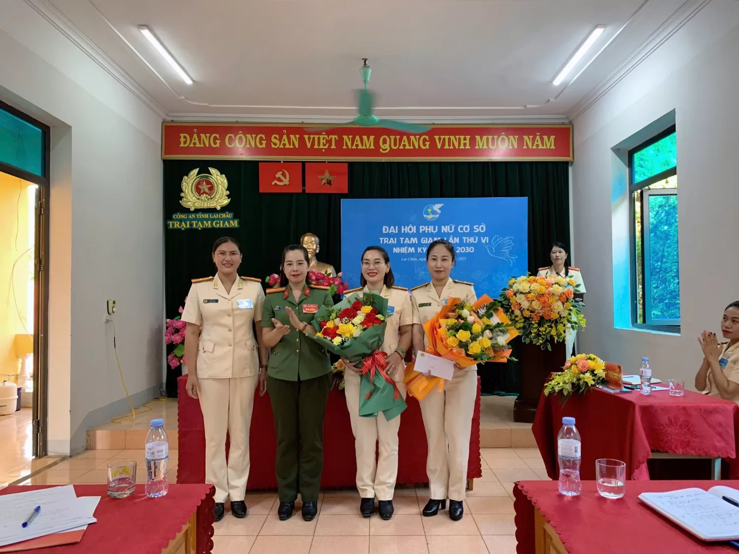 Chủ tịch Hội phụ nữ Công an tỉnh tặng hoa chúc mừng Ban Chấp hành Hội phụ nữ cơ sở Trại tạm giam khoá VI, nhiệm kỳ 2025-2030
