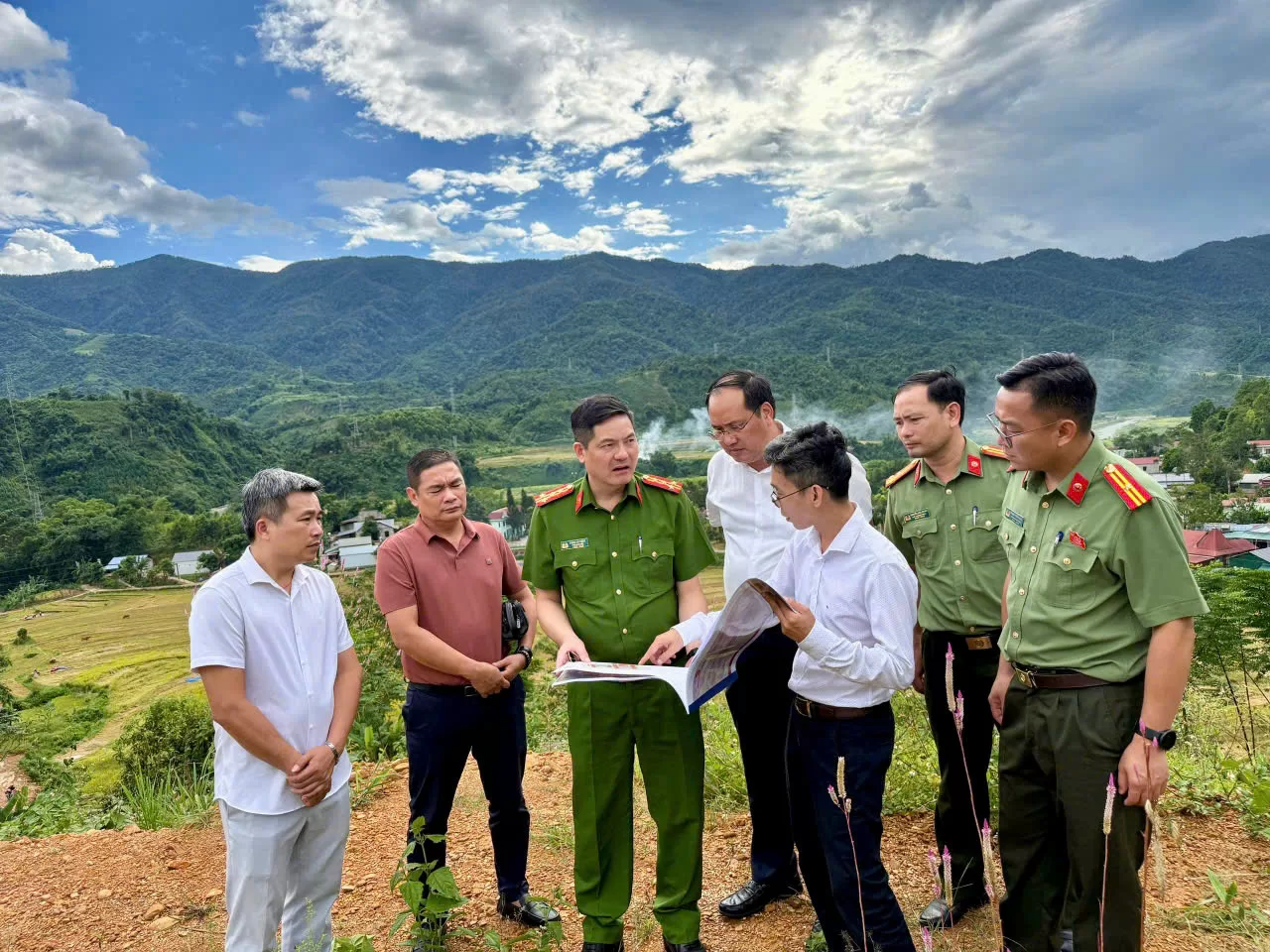 Đoàn công tác Công an tỉnh Lai Châu và Tập đoàn AMACCAO khảo sát vị trí xây dựng Trường Phổ thông nội trú liên cấp xã Bum Nưa.