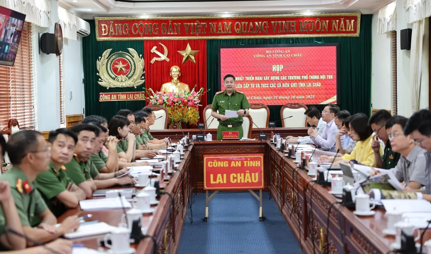Đại tá Phạm Hải Đăng - Phó Giám đốc Công an tỉnh phát biểu tại buổi làm việc