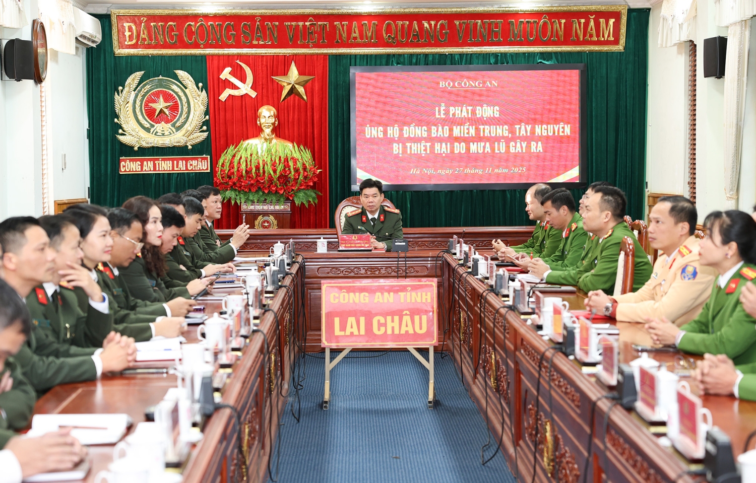 Đại tá Tao Văn Trường - Phó Giám đốc Công an tỉnh, lãnh đạo các phòng chức năng Công an tỉnh dự buổi lễ tại Công an tỉnh