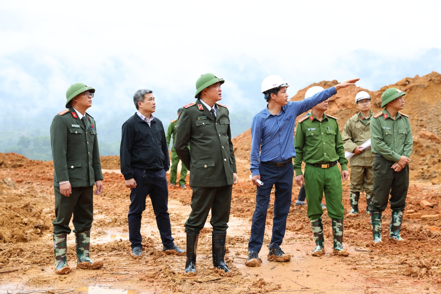 Thiếu tướng Nguyễn Viết Khang - Ủy viên BTV Tỉnh ủy, Giám đốc Công an tỉnh kểm tra tiến độ Dự án đầu tư xây dựng Trường phổ thông nội trú liên cấp tại các xã