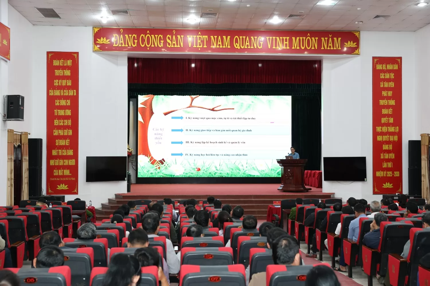 Tăng cường tuyên truyền, phổ biến, giáo dục pháp luật và hỗ trợ người chấp hành xong án phạt tù tái hòa nhập cộng đồng