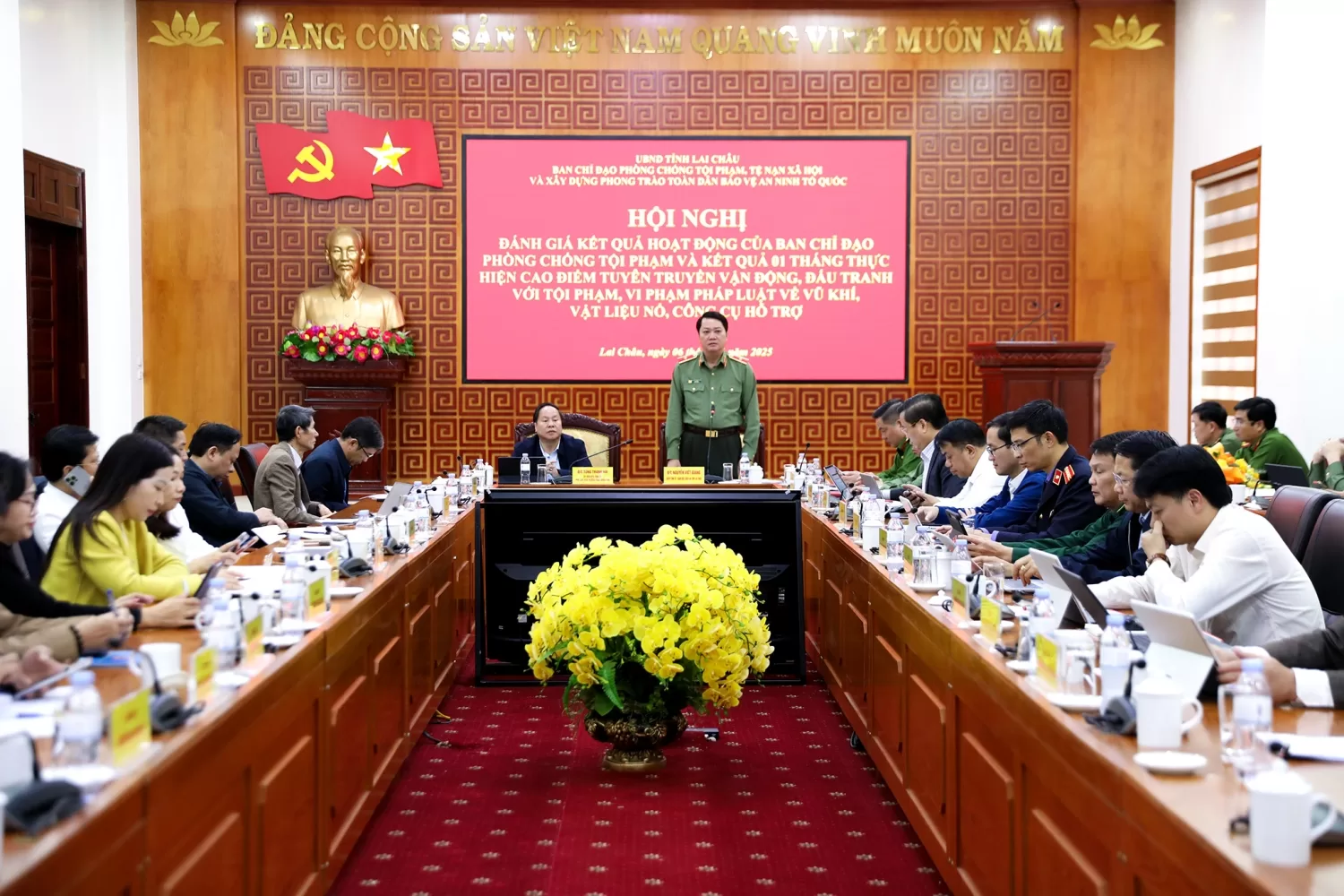 Thiếu tướng Nguyễn Viết Giang - Ủy viên BTV Tỉnh ủy, Giám đốc Công an tỉnh, Phó Trưởng ban Thường trực Ban Chỉ đạo Phòng, chống tội phạm tỉnh phát biểu tại Hội nghị