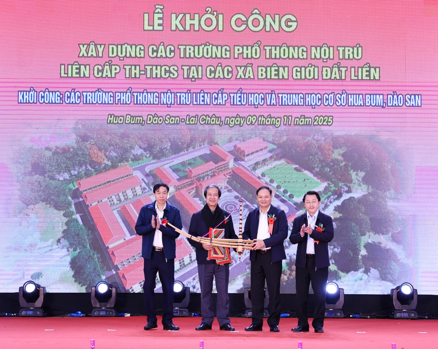 Các đồng chí Thường trực Tỉnh uỷ Lai Châu tặng khèn Mông và khăn Piêu cho đồng chí Bộ trưởng Bộ GD&ĐT