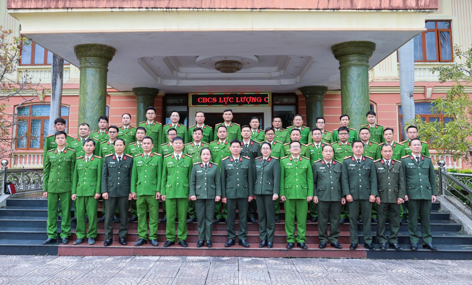 Đồng chí Phó Giám đốc Công an tỉnh chụp ảnh lưu niệm cùng các đại biểu