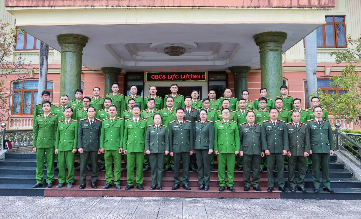 Đồng chí Phó Giám đốc Công an tỉnh chụp ảnh lưu niệm cùng các đại biểu