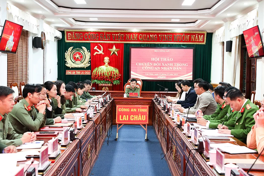 Đại tá Sùng A Súa - Phó Giám đốc Công an tỉnh, lãnh đạo các sở, ngành, lãnh đạo các phòng chức năng Công an tỉnh dự hội thảo tại điểm cầu Công an tỉnh