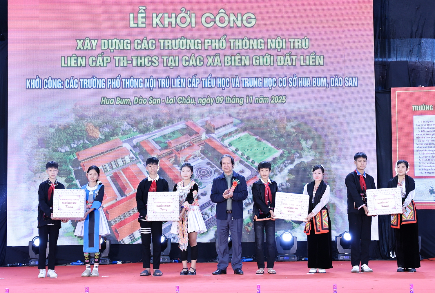 Đồng chí Bộ trưởng Bộ Giáo dục & Đào tạo tặng quà cho học sinh Trường Tiểu học và THCS liên cấp xã Hua Bum