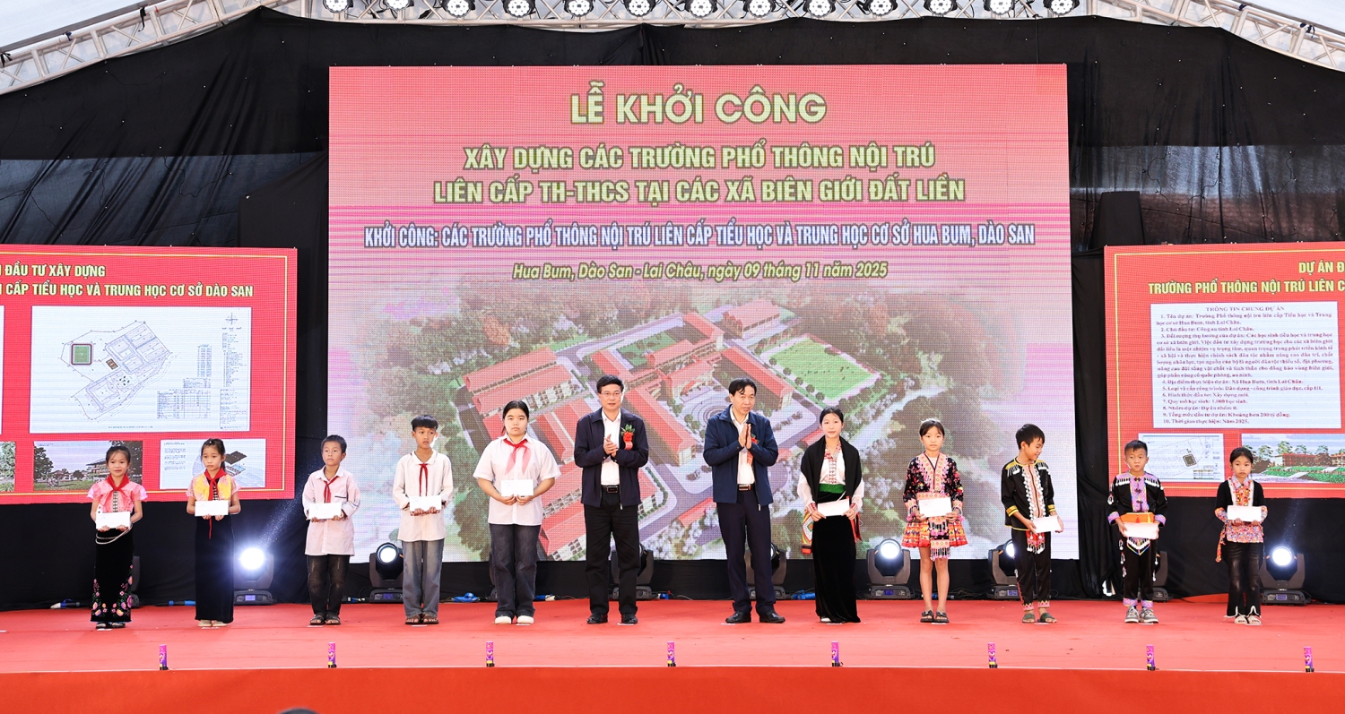 Đồng chí Chủ tịch UBND tỉnh Lai Châu và Giám đốc Sở GD&ĐT trao quà Quỹ khuyến học cho các các cháu học sinh