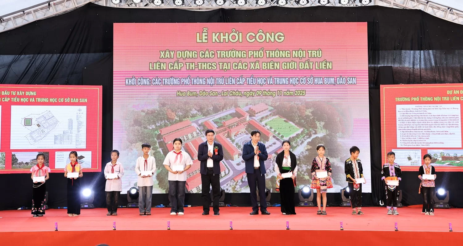 Đồng chí Chủ tịch UBND tỉnh Lai Châu và Giám đốc Sở GD&ĐT trao quà Quỹ khuyến học cho các các cháu học sinh