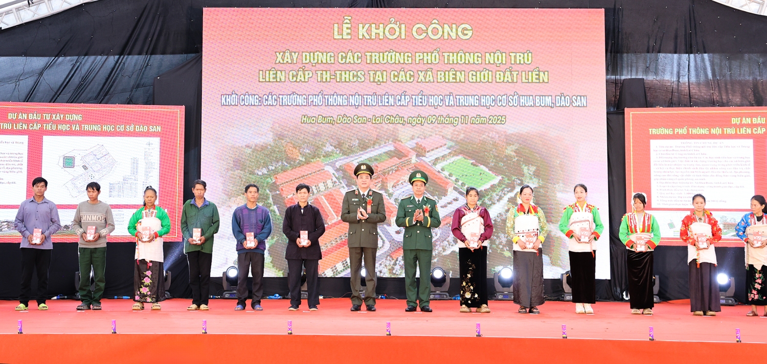 Đồng chí Giám đốc Công an tỉnh và lãnh đạo Ban Chỉ huy BĐBP tỉnh trao điện thoại di động thông minh cho đại diện 150 hộ gia đình xã Hua Bum phục vụ chuyển đổi số và Đề án 06