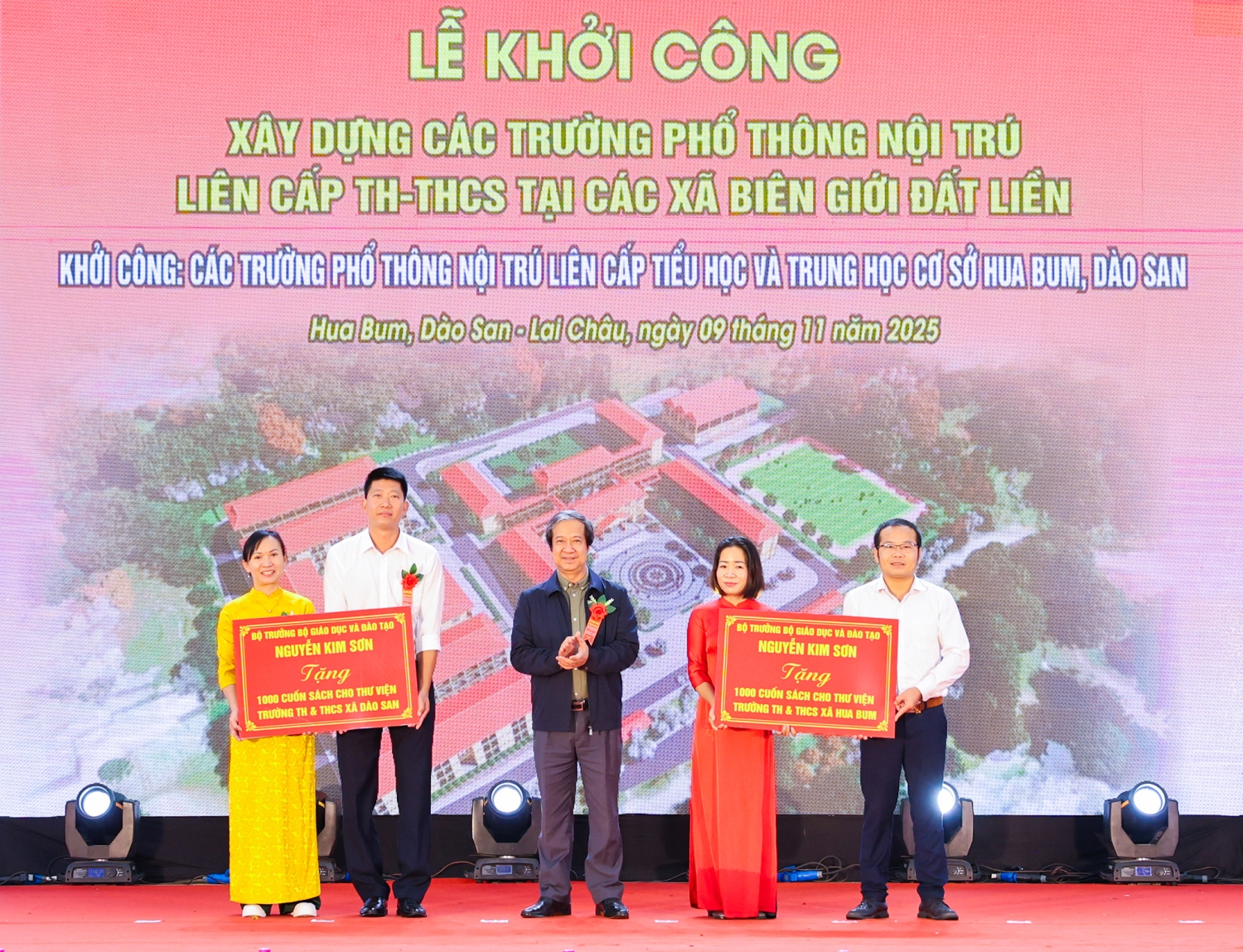 Đồng chí Nguyễn Kim Sơn Bộ trưởng Bộ Giáo dục & Đào tạo tặng 2 000 cuốn sách cho thư viện cho 02 trường Tiểu học & THCS liên cấp Hua Bum và Dào San