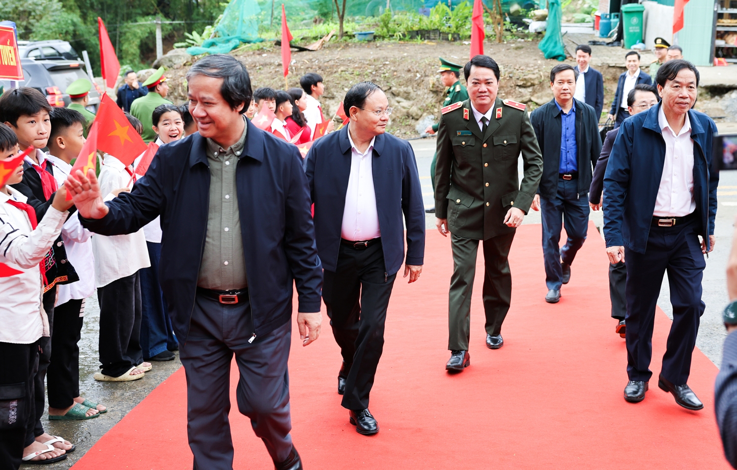 Học sinh trường Tiểu học và THCS liên cấp xã Hua Bum chào đón lãnh đạo Bộ Giáo dục & Đào tạo và lãnh đạo tỉnh