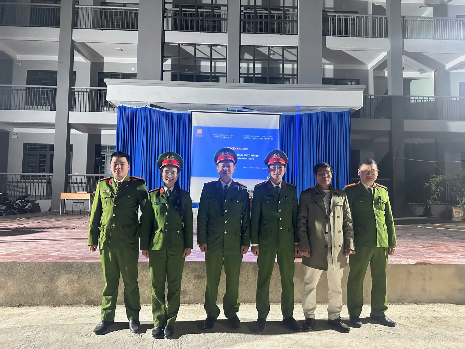 Công an xã Bum Tở tuyên truyền chiến dịch "Không một mình - cùng nhau an toàn trực tuyến"