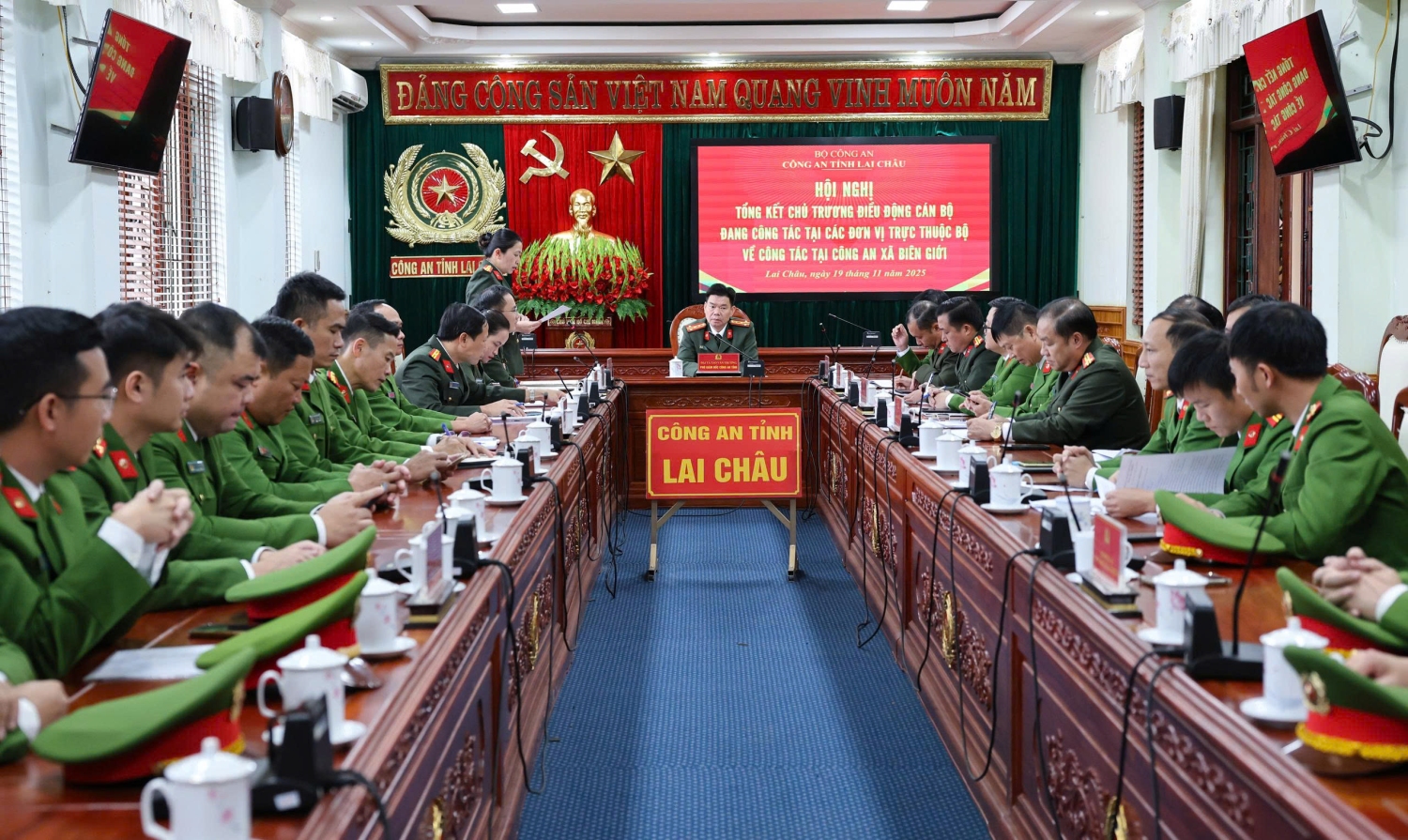 Lanh dao Phong To chuc can bo thong qua quyet dinh