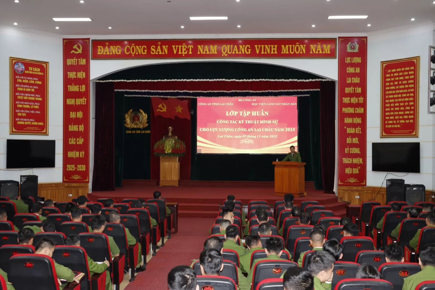 Giảng viên Trường Học viện Cảnh sát nhân dân truyền đạt chuyên đề Công tác bảo vệ, khám nghiệm hiện trường, khám nghiệm tử thi cho các học viên.