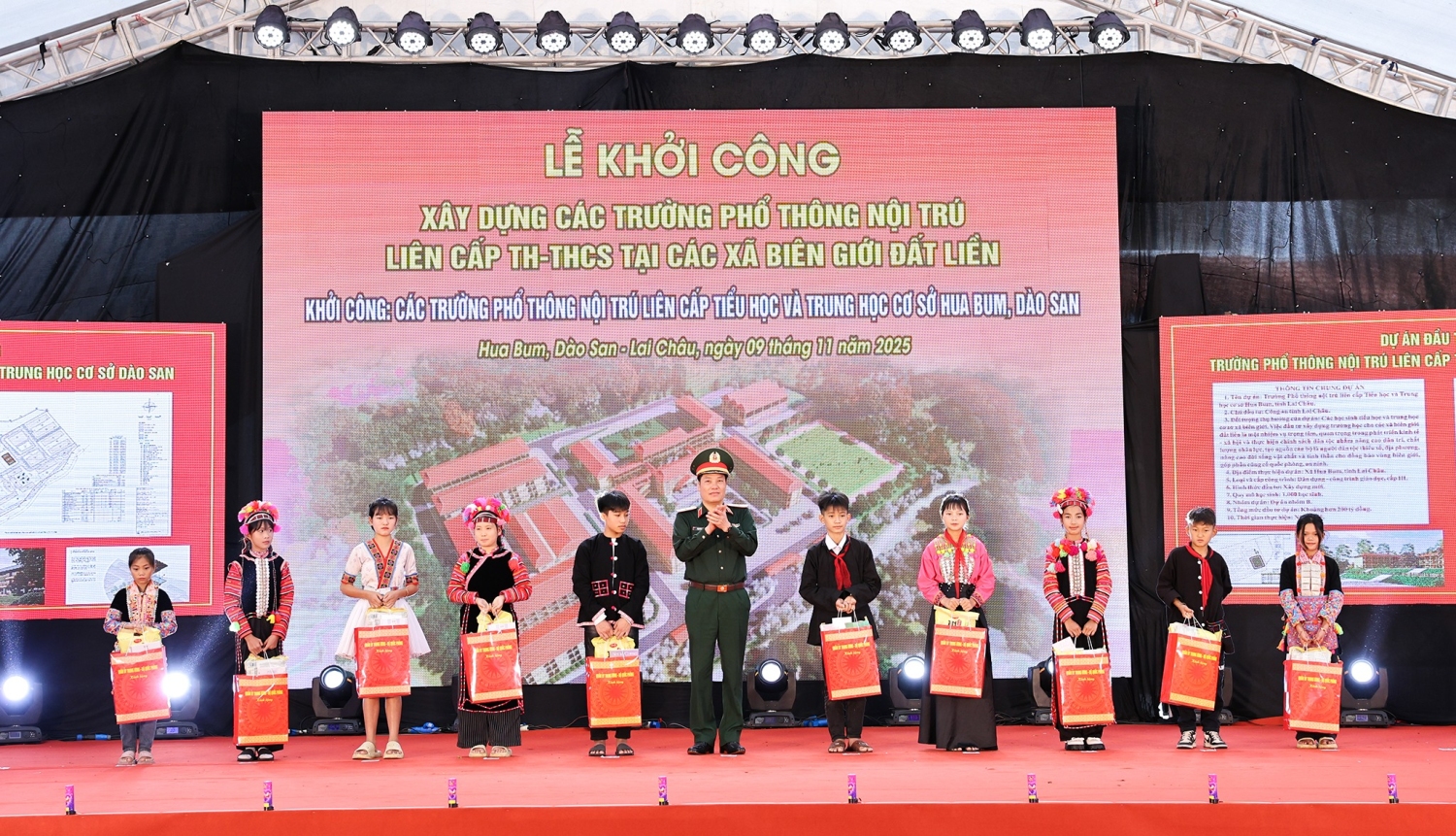 Thiếu tướng Phạm Hùng Hưng Phó Tư lệnh Quân khu 2 trao quà cho các cháu học sinh trên địa bàn