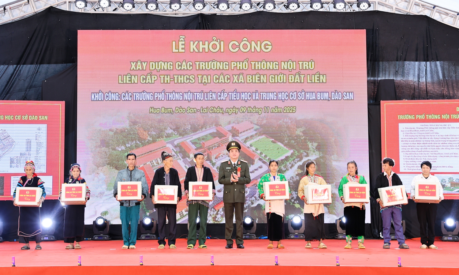 Thiếu tướng, TS Nguyễn Viết Giang Uỷ viên BTV Tỉnh uỷ, Giám đốc Công an tỉnh Lai Châu tặng quà cho các hộ gia đình có hoàn cảnh khó khăn trên địa bàn