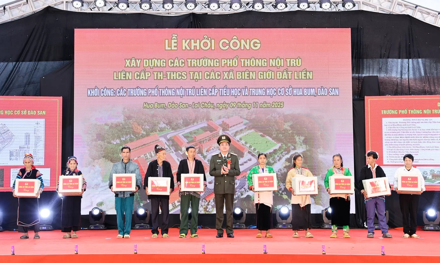 Thiếu tướng, TS Nguyễn Viết Giang Uỷ viên BTV Tỉnh uỷ, Giám đốc Công an tỉnh Lai Châu tặng quà cho các hộ gia đình có hoàn cảnh khó khăn trên địa bàn
