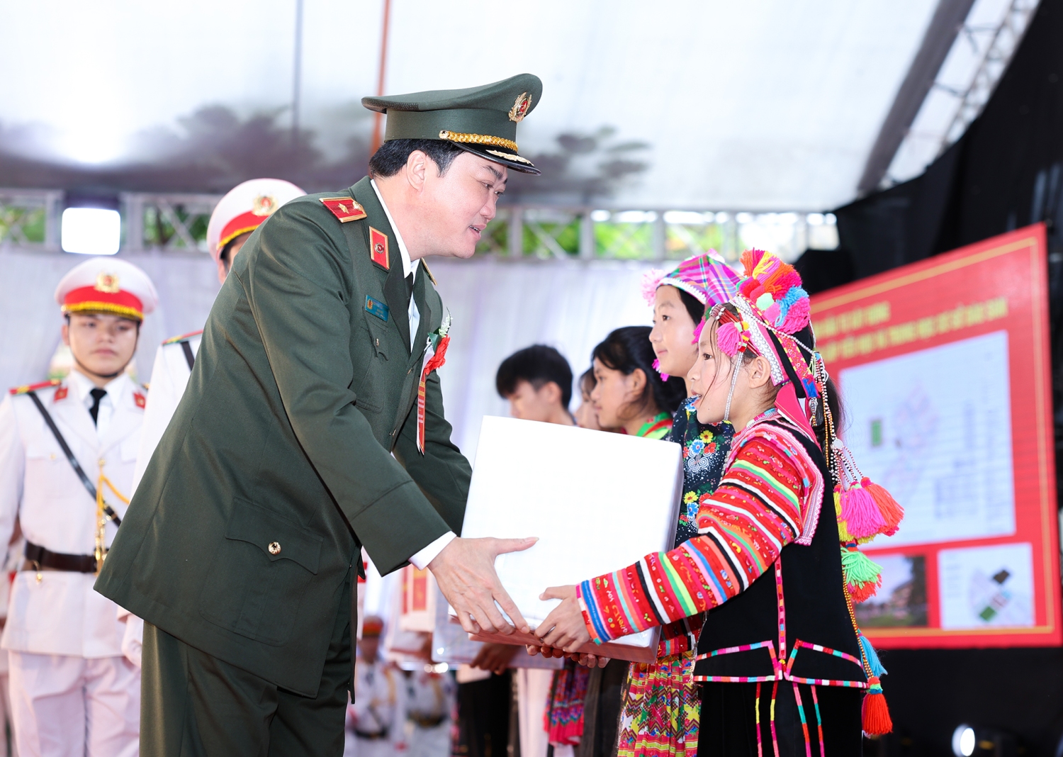 Thiếu tướng, TS Nguyễn Viết Giang Uỷ viên BTV Tỉnh uỷ, Giám đốc Công an tỉnh Lai Châu tặng quà cho học sinh có hoàn cảnh khó khăn, vượt khó trên địa bàn