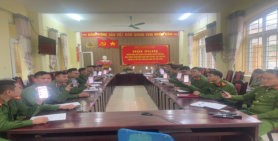 Công an xã Tân Uyên: Sinh hoạt chính trị góp ý dự thảo văn kiện Đại hội XIV và triển khai Sổ tay Đảng viên điện tử