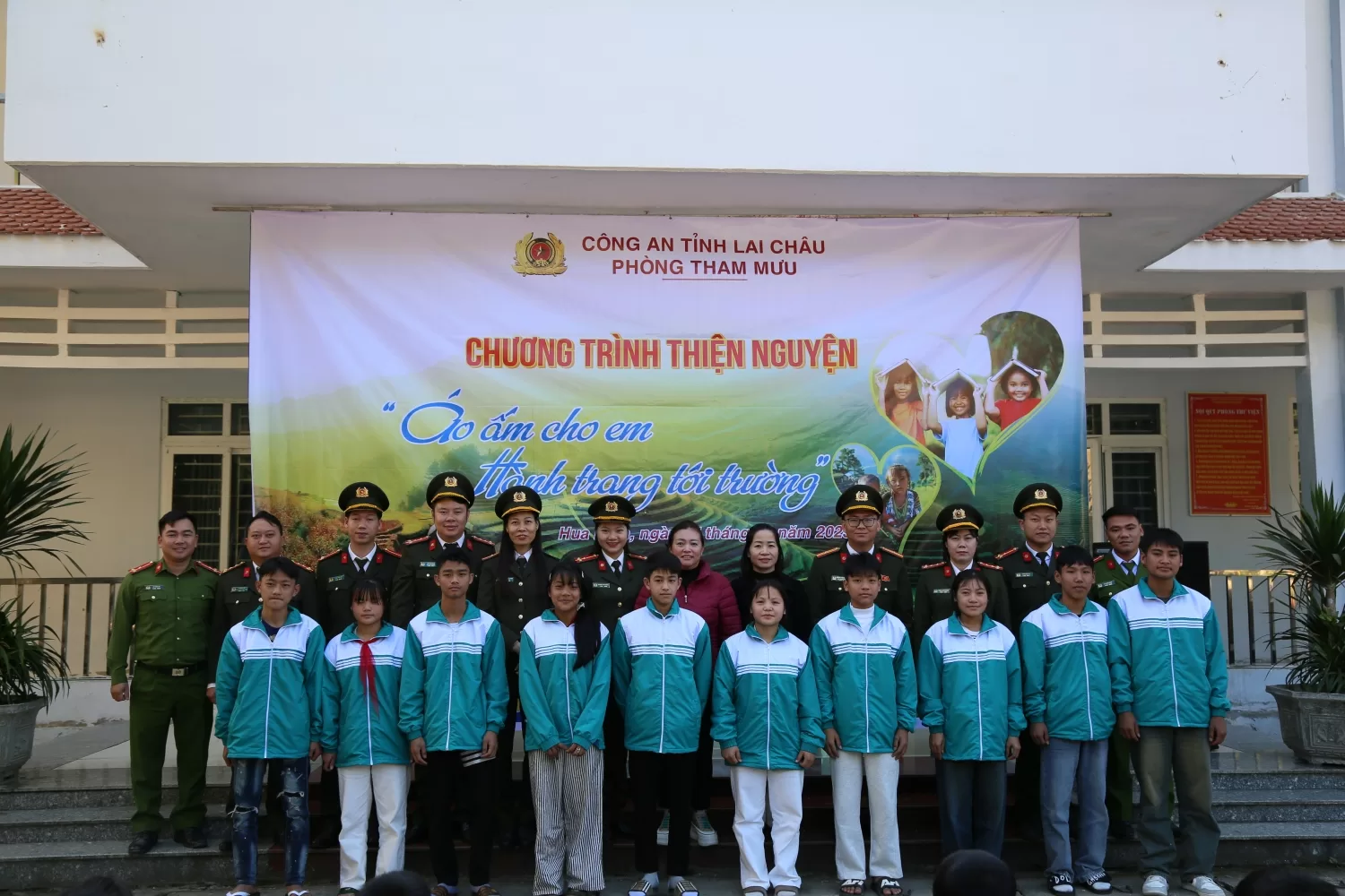 Đoàn công tác chụp ảnh cùng đại diện Ban Giám hiệu và các em học sinh