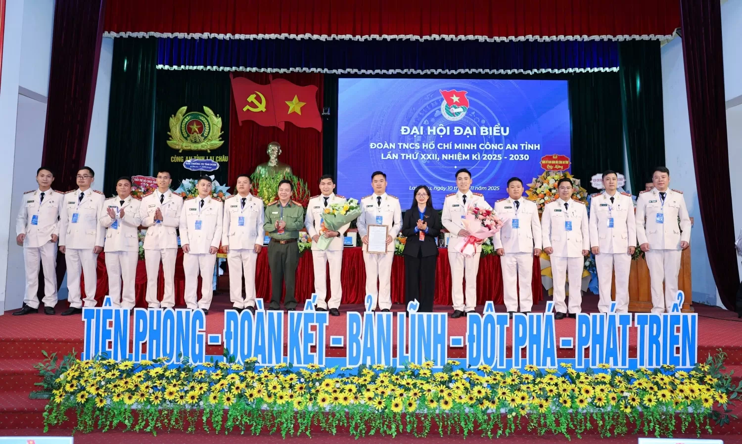 Đồng chí Vừ Thị Mai Dinh – Ủy viên Ban Chấp hành Đảng bộ tỉnh, Bí thư Tỉnh Đoàn, Phó Chủ tịch Mặt trận Tổ quốc Việt Nam tỉnh Lai Châu, đồng chí  Đại tá Sùng A Súa – Phó Bí thư Đảng ủy, Phó Giám đốc Công an tỉnh  trao Quyết định chỉ đinh Ban Thanh niên