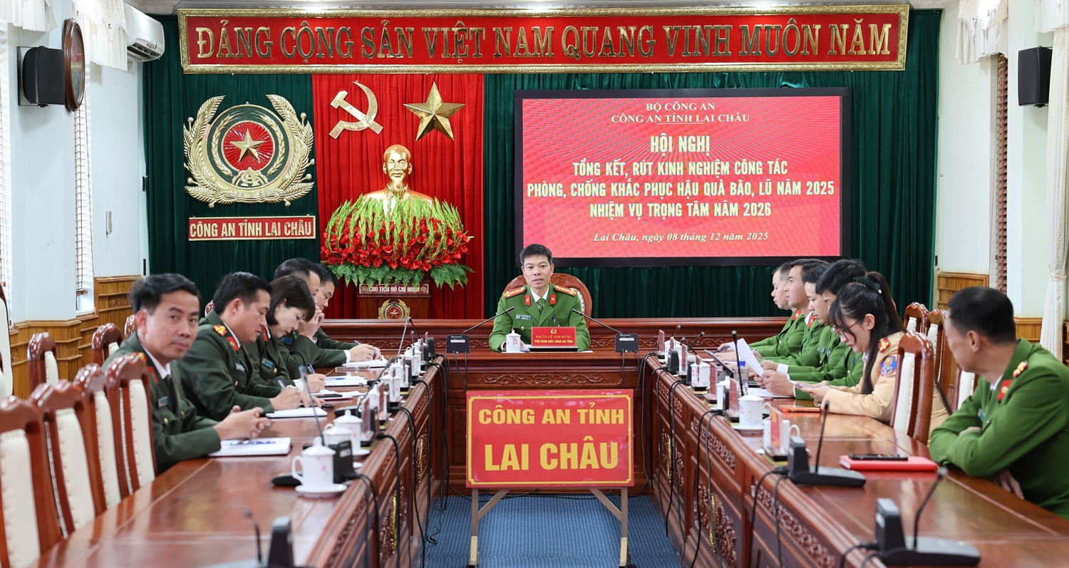 Đại tá Lê Anh Hưng - Phó Giám đốc Công an tỉnh dự hội nghị tại điểm cầu Côn an tỉnh