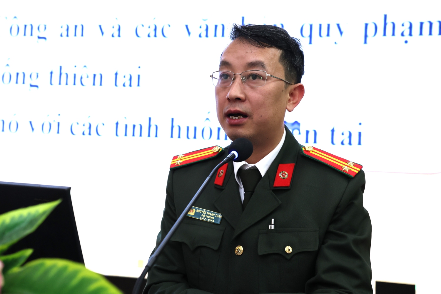 Cán bộ Phòng Tham mưu Công an tỉnh Lai Châu đã thông tin khái quát về tình hình thiên tai, biến đổi khí hậu trên địa bàn tỉnh thời gian qua.