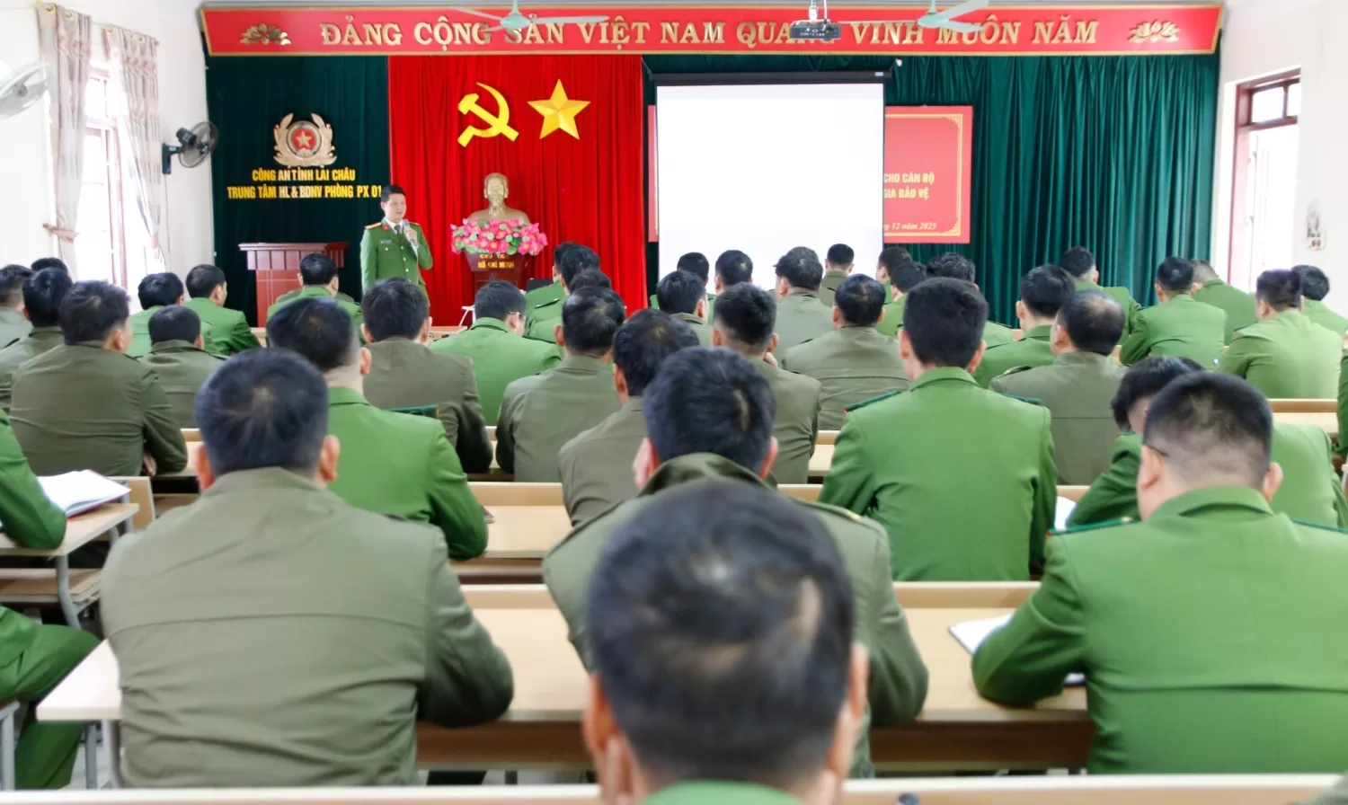 Báo cáo viên Phòng Kỹ thuật hình sự truyền đạt một số nội dung trong công tác bảo vệ hiện trường cho học viên
