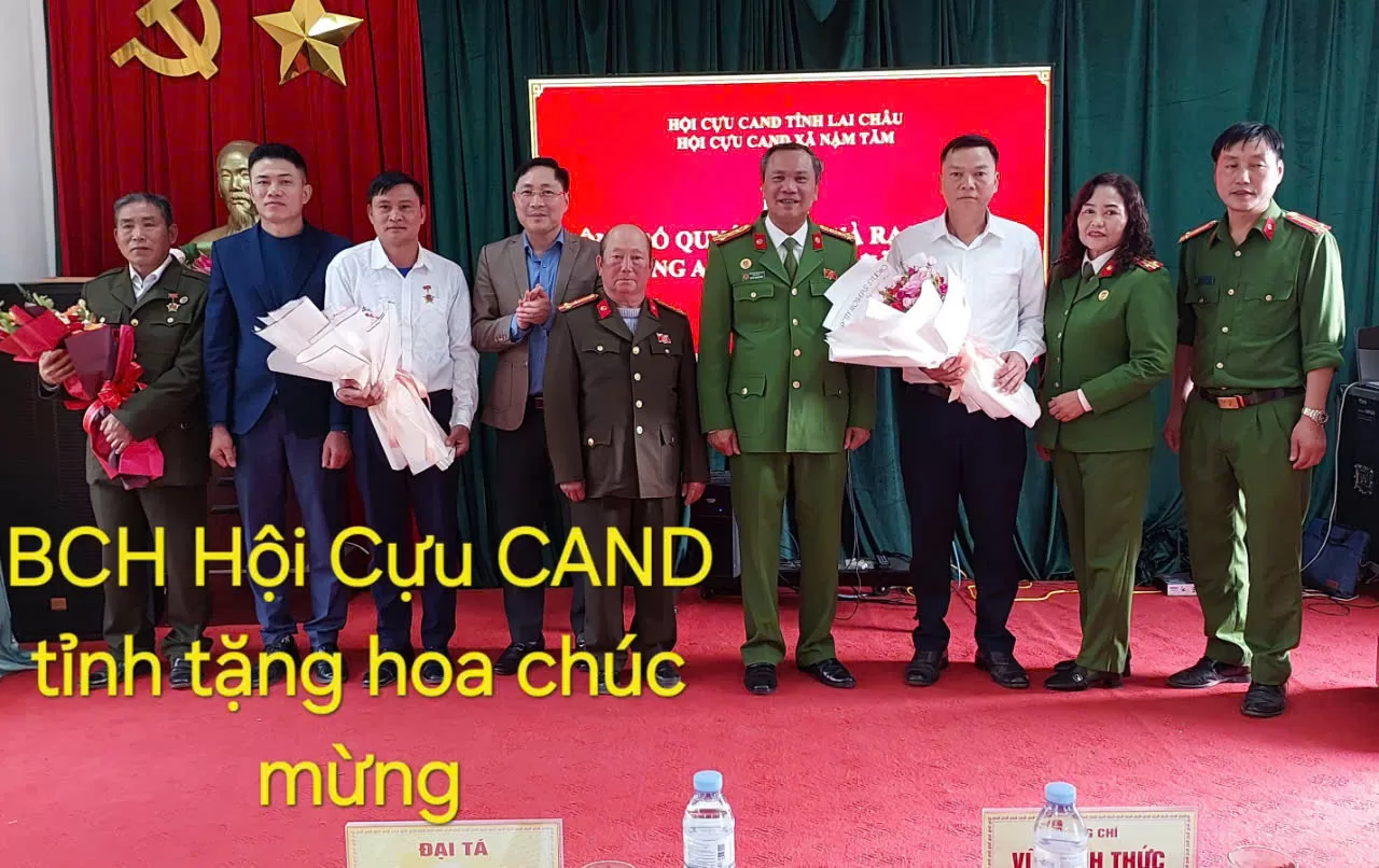 BCH Hội CAND tỉnh tặng hoa chúc mừng thành công Đại hội