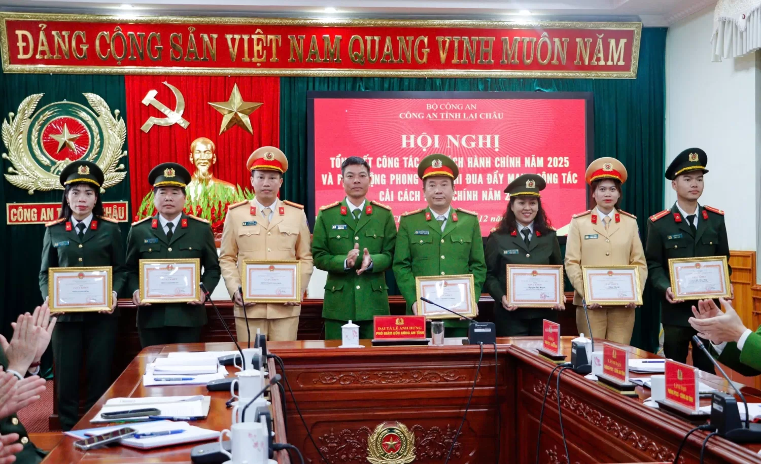 Nhiều tập thể, cá nhân được Giám đốc Công an tỉnh tặng giấy khen về thành tích xuất sắc trong công tác cải cách hành chính năm 2025.