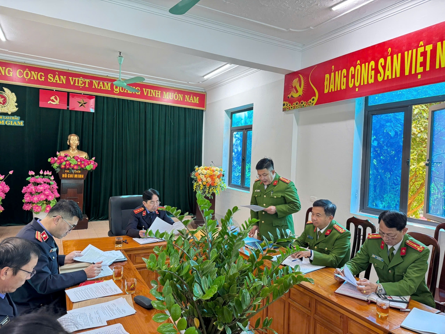 Đ/c Lù Văn Hoàn – giám thị Trại tạm giam báo cáo tình hình chấp hành pháp luật  quý I/2025