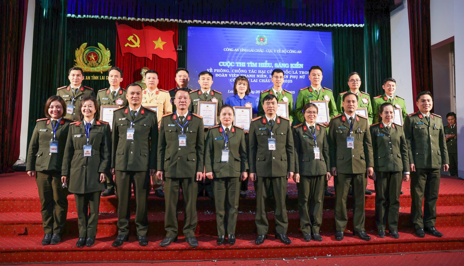 Các đại biểu chụp ảnh lưu niệm cùng các đội thi tại "Cuộc thi tìm hiểu, sáng kiến về phòng, chống tác hại của thuốc lá trong đoàn viên thanh niên, hội viên phụ nữ Công an tỉnh Lai Châu năm 2025"