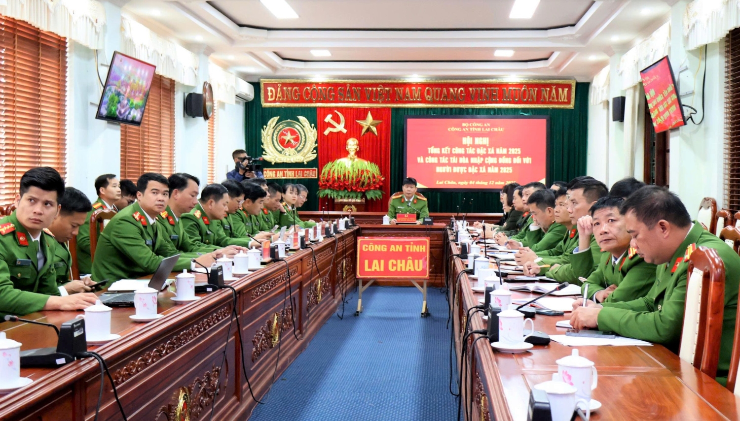 Đại tá Khoàng Văn Thương - Phó Giám đốc Công an tỉnh chủ trì tại điểm cầu Công an tỉnh.