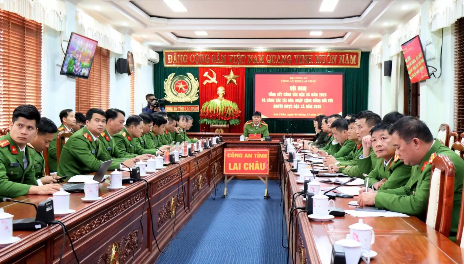 Đại tá Khoàng Văn Thương - Phó Giám đốc Công an tỉnh chủ trì tại điểm cầu Công an tỉnh.