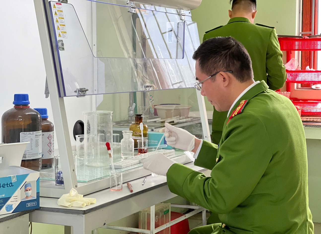 Giám định viên đang thực hiện công tác giám định