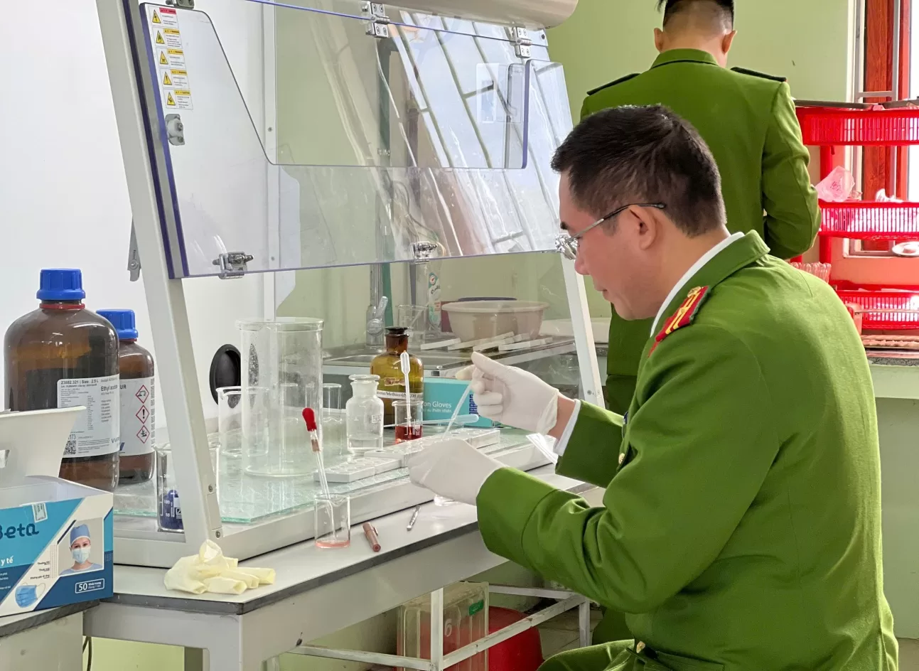 Giám định viên đang thực hiện công tác giám định